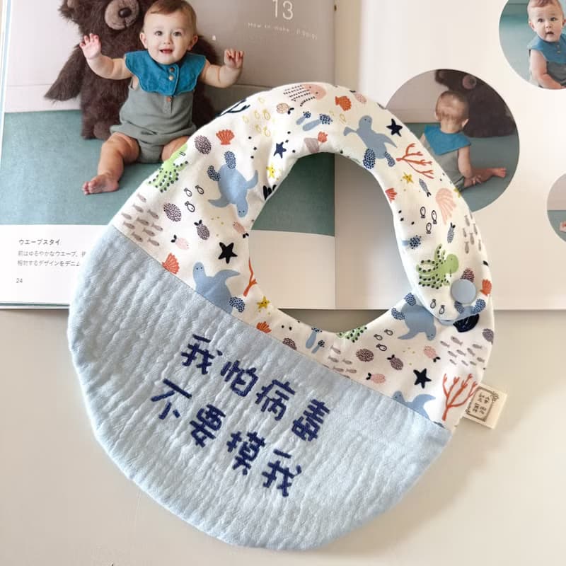 托瓦海龜 天然染色藍皺紗  繡字圍兜