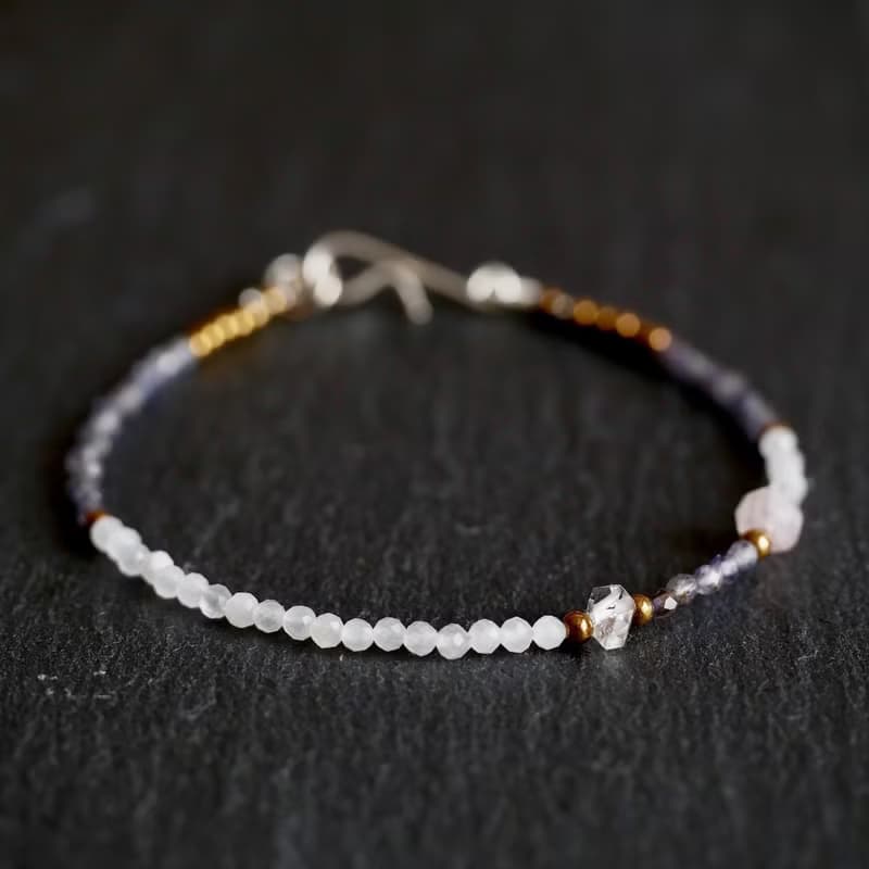 ホワイトムーンストーンとアイオライトのアシンメトリーブレスレット