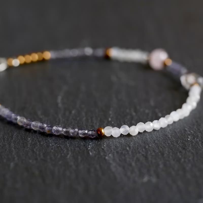 ホワイトムーンストーンとアイオライトのアシンメトリーブレスレット