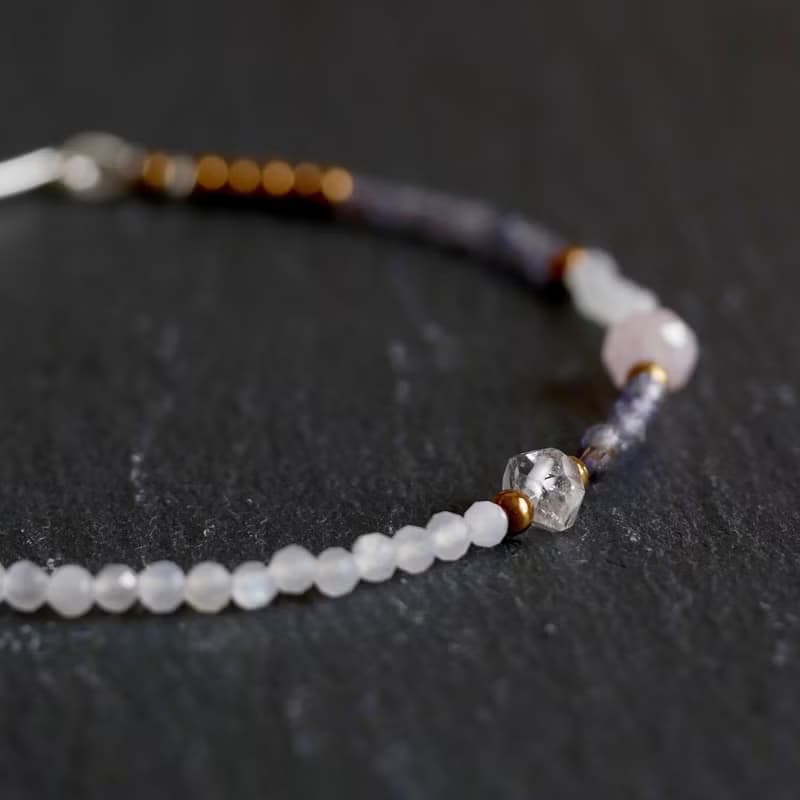 ホワイトムーンストーンとアイオライトのアシンメトリーブレスレット