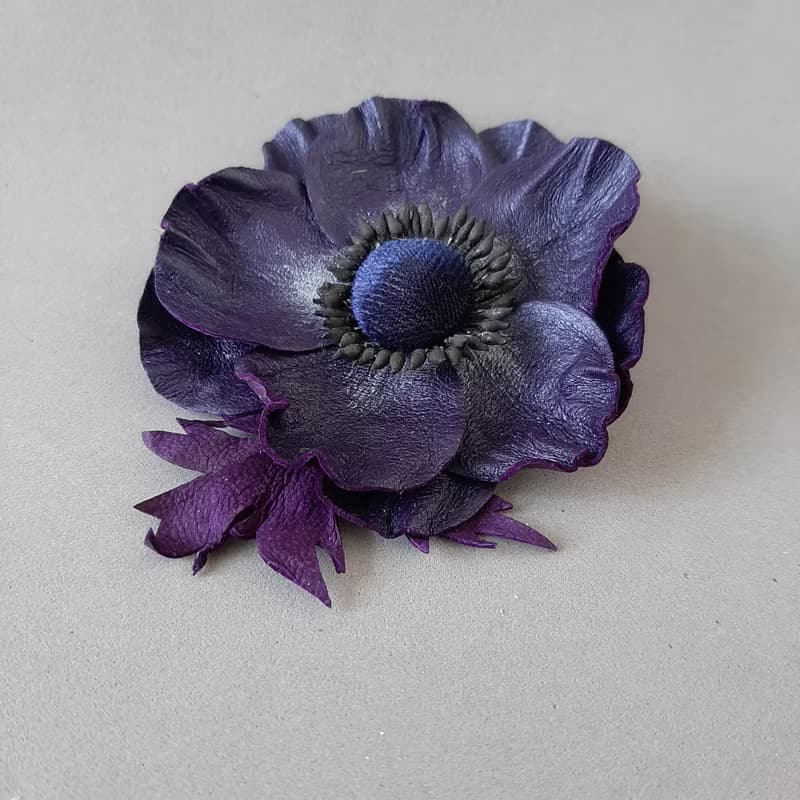 皮革胸針 Dark blue leather brooch for her Leather women's jewelry