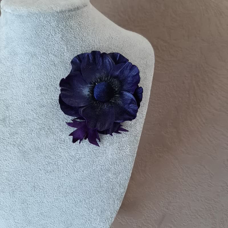 皮革胸針 Dark blue leather brooch for her Leather women's jewelry