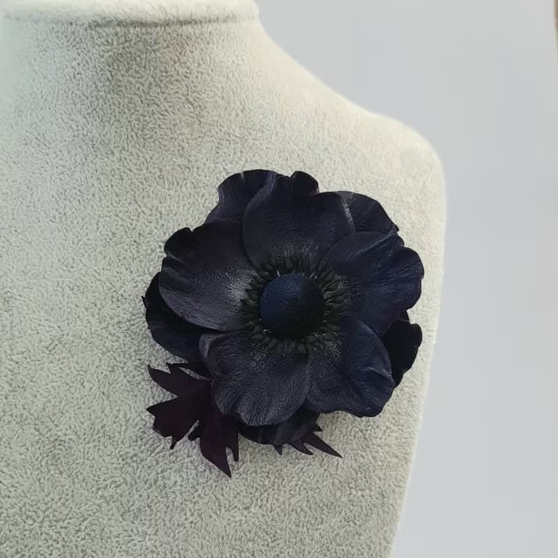 皮革胸針 Dark blue leather brooch for her Leather women's jewelry