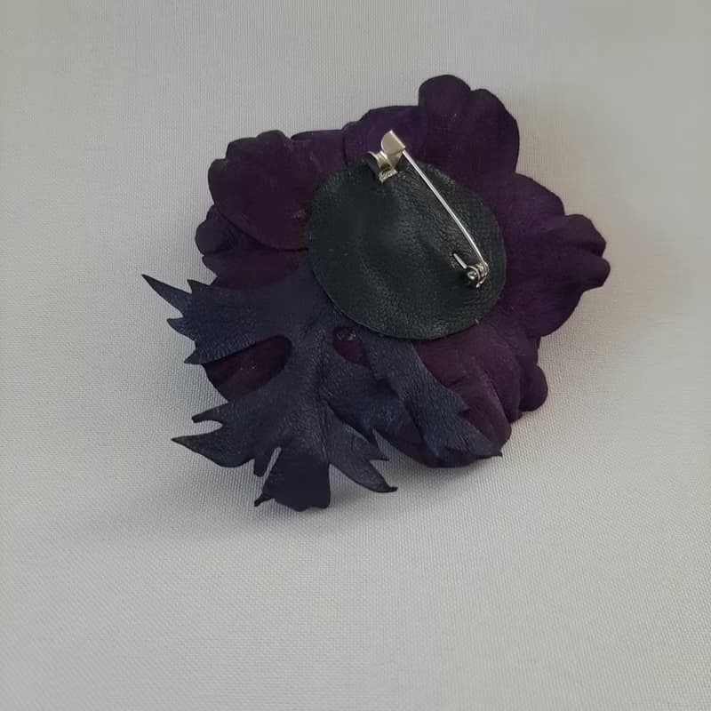 皮革胸針 Dark blue leather brooch for her Leather women's jewelry