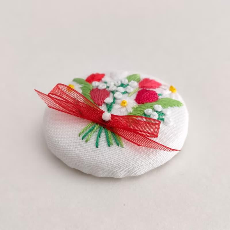 赤いチューリップ花束刺繍ブローチor刺繍ヘアゴム　母の日