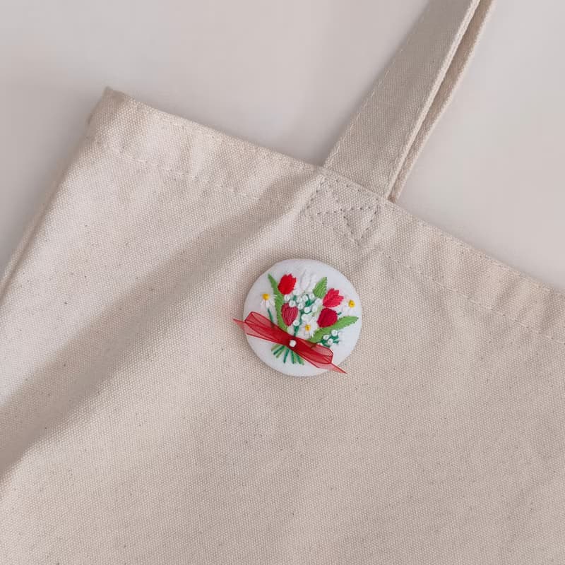 赤いチューリップ花束刺繍ブローチor刺繍ヘアゴム　母の日