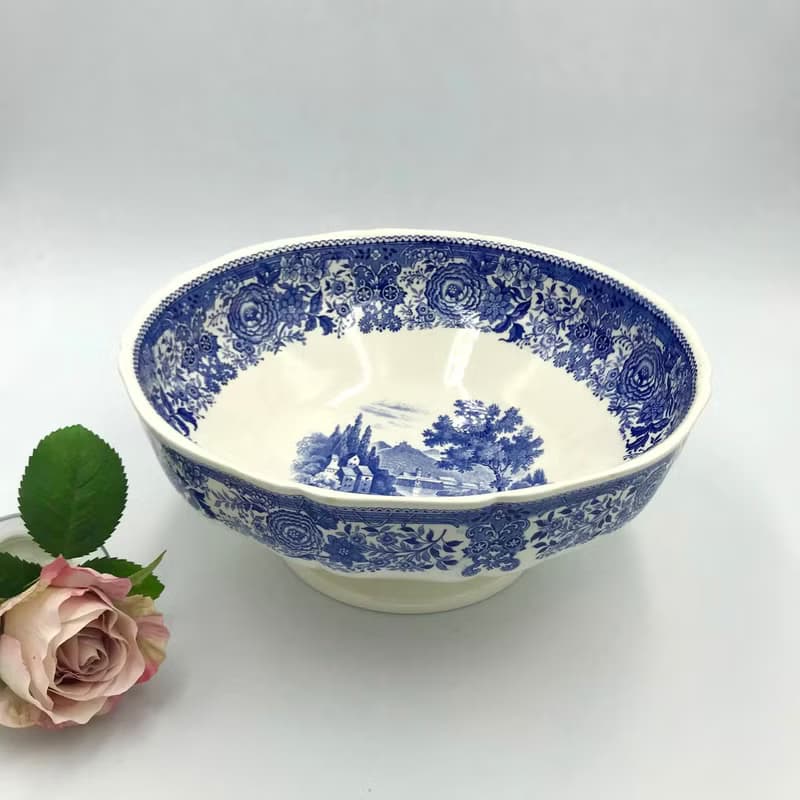 Villeroy 和 Boch 藍色 Burgenland 沙拉碗在凸起的腳上