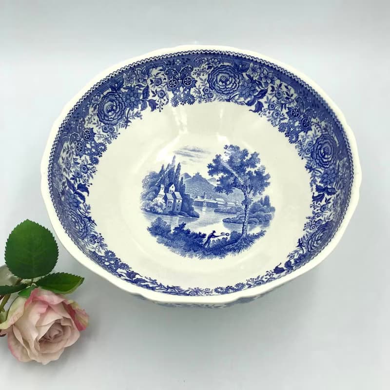 Villeroy 和 Boch 藍色 Burgenland 沙拉碗在凸起的腳上