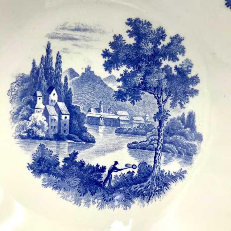 Villeroy 和 Boch 藍色 Burgenland 沙拉碗在凸起的腳上
