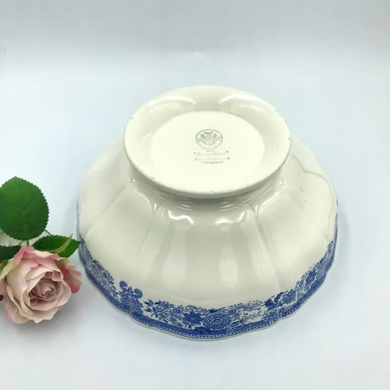 Villeroy 和 Boch 藍色 Burgenland 沙拉碗在凸起的腳上