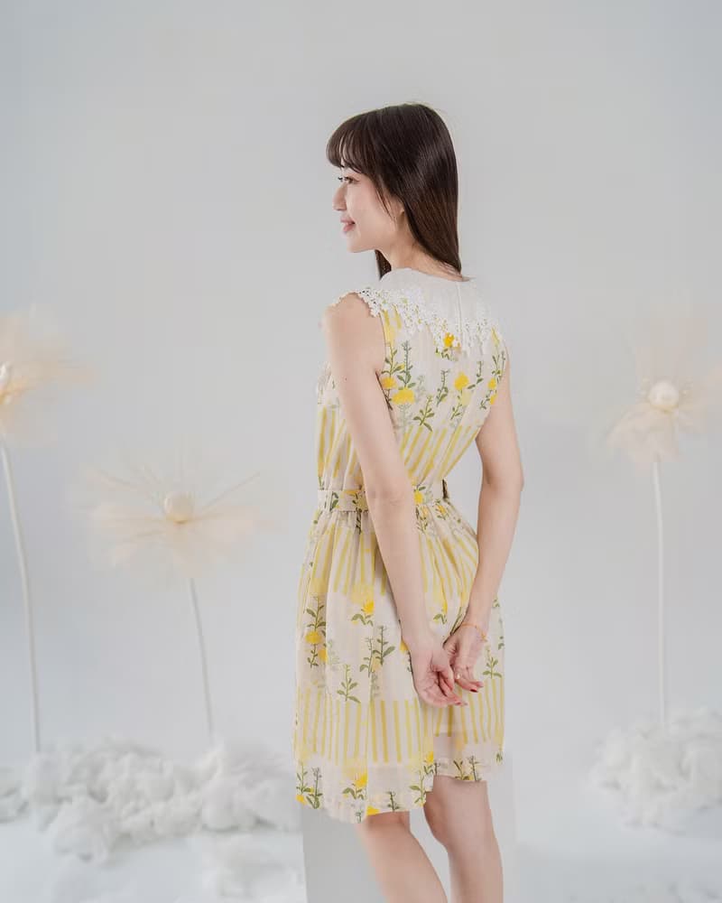 【波麗印花】滿天星蕾絲領短洋裝 附腰帶 小湊日和 油菜花