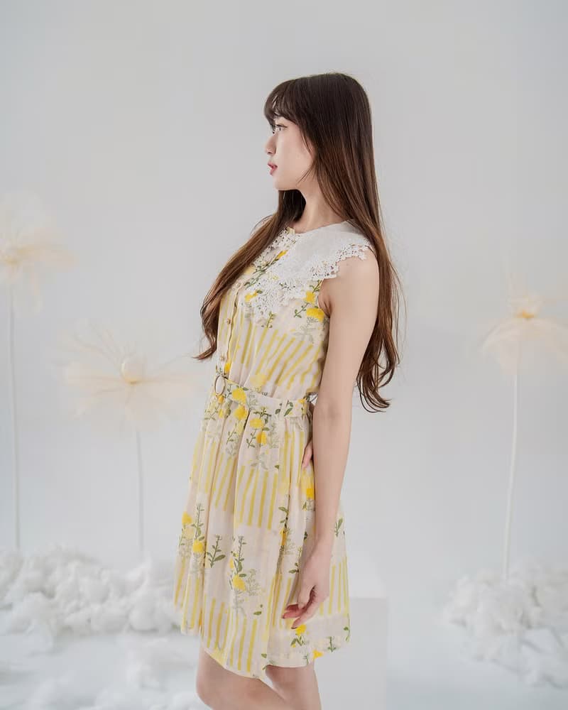 【波麗印花】滿天星蕾絲領短洋裝 附腰帶 小湊日和 油菜花