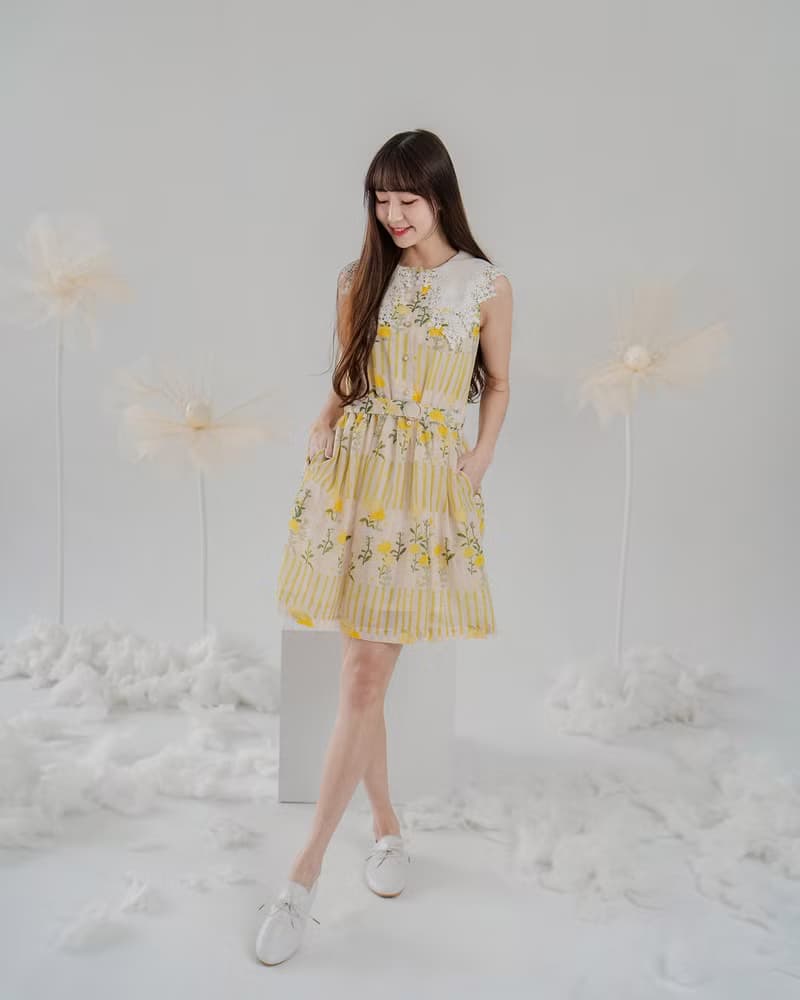 【波麗印花】滿天星蕾絲領短洋裝 附腰帶 小湊日和 油菜花