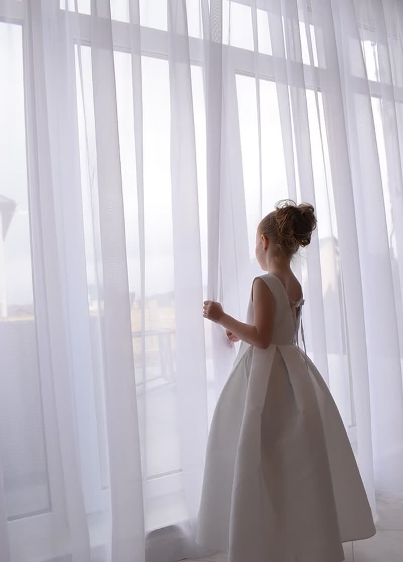 用於婚禮、生日、第一次聖餐、音樂會和其他場合的緞面花童禮服