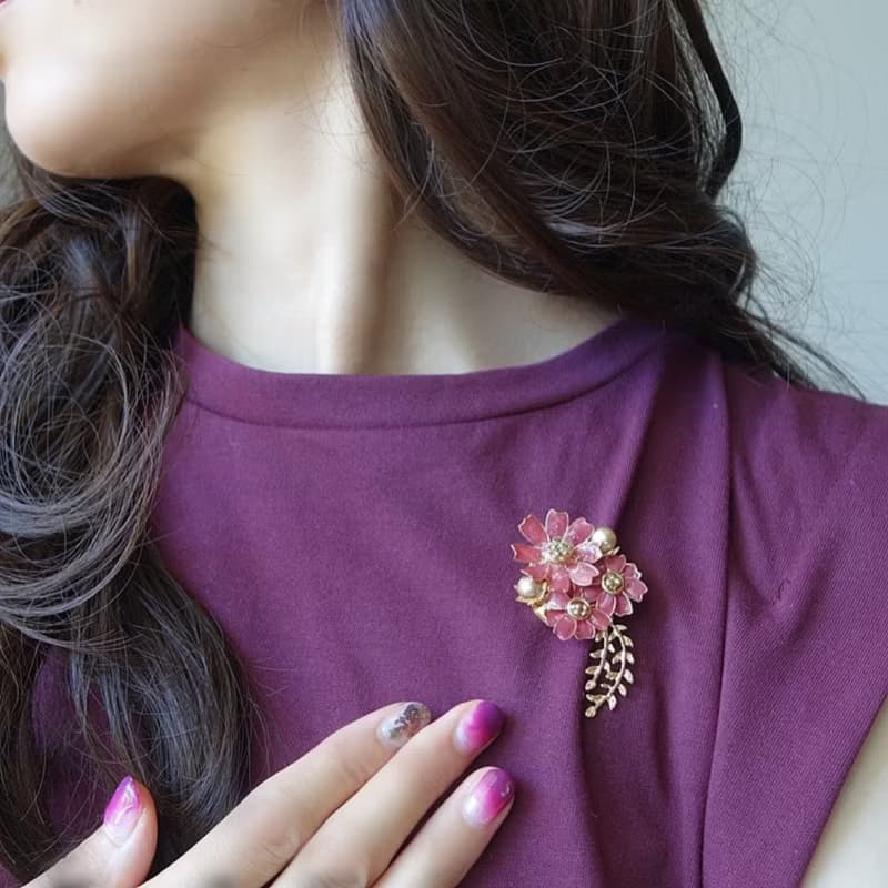 チョコレートコスモスのブローチ　秋　10月　誕生日花