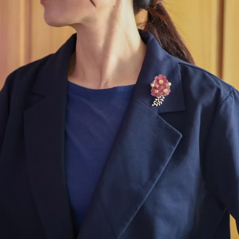 チョコレートコスモスのブローチ　秋　10月　誕生日花