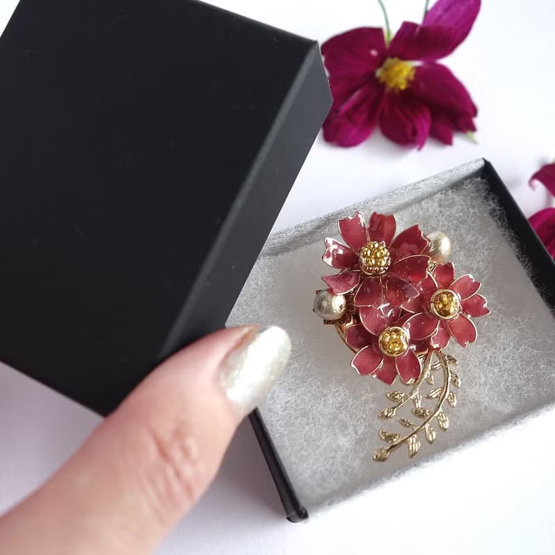 チョコレートコスモスのブローチ　秋　10月　誕生日花