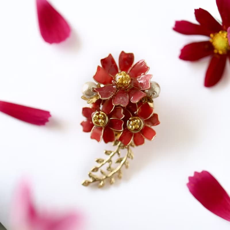 チョコレートコスモスのブローチ　秋　10月　誕生日花