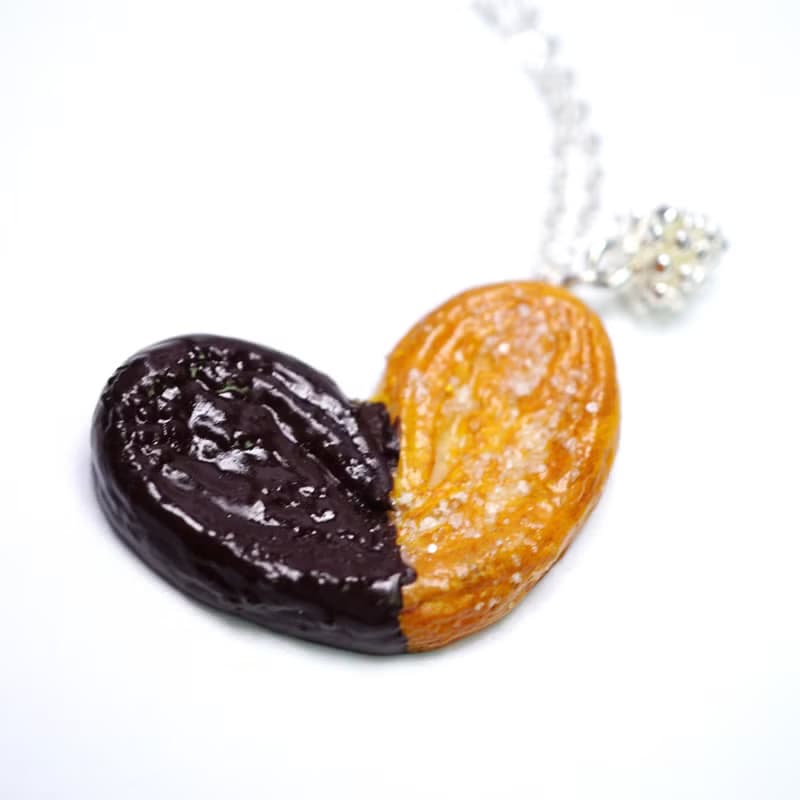 Playful Design 法式朱古力蝴蝶酥頸鏈