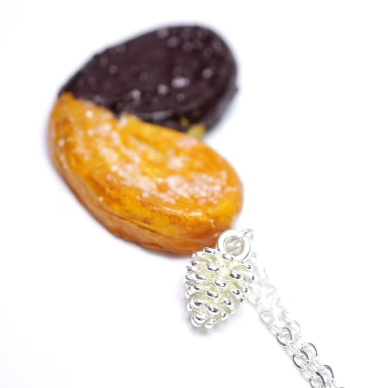 Playful Design 法式朱古力蝴蝶酥頸鏈