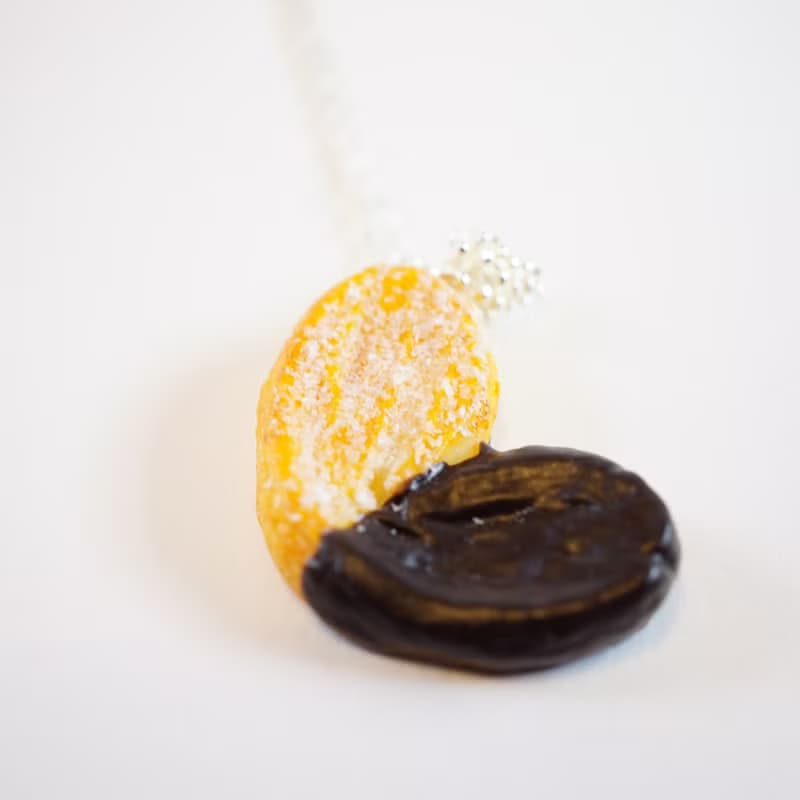 Playful Design 法式朱古力蝴蝶酥頸鏈