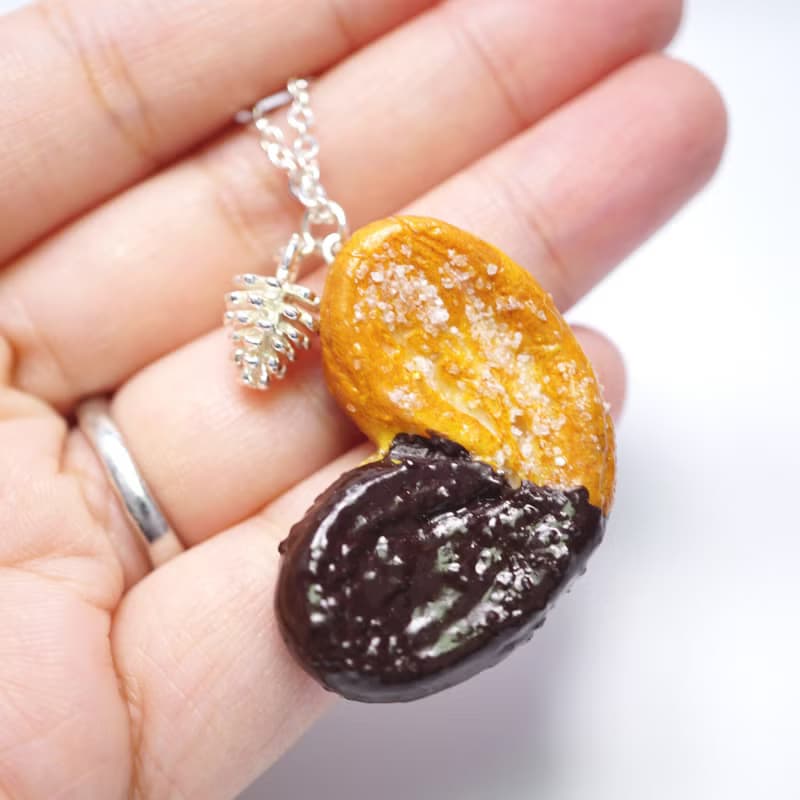 Playful Design 法式朱古力蝴蝶酥頸鏈