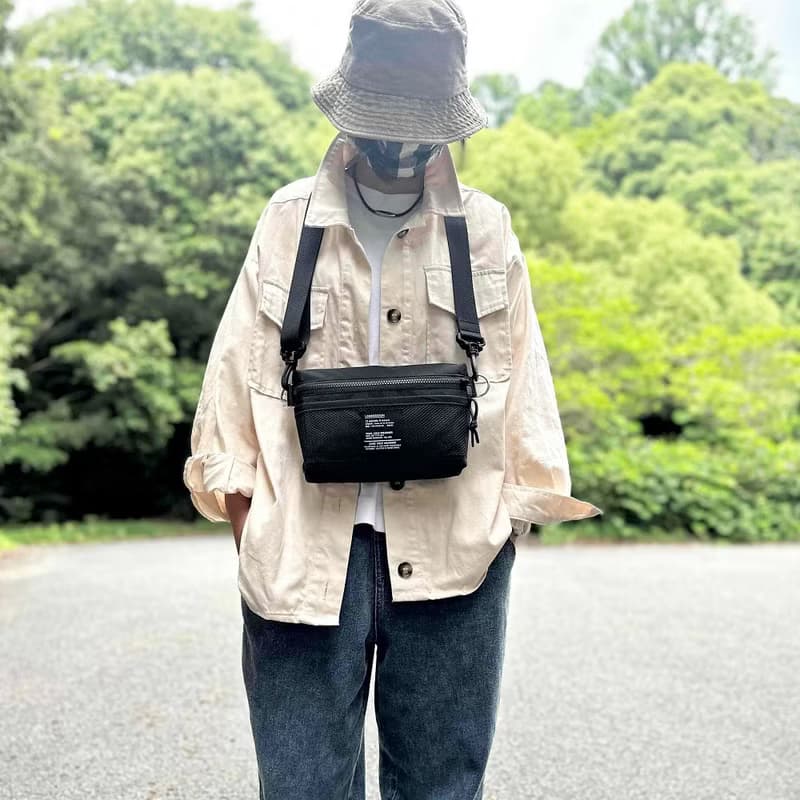 抗雨防水尼龙肩背包 　黑色的