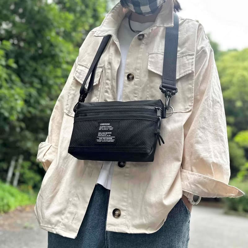 抗雨防水尼龙肩背包 　黑色的