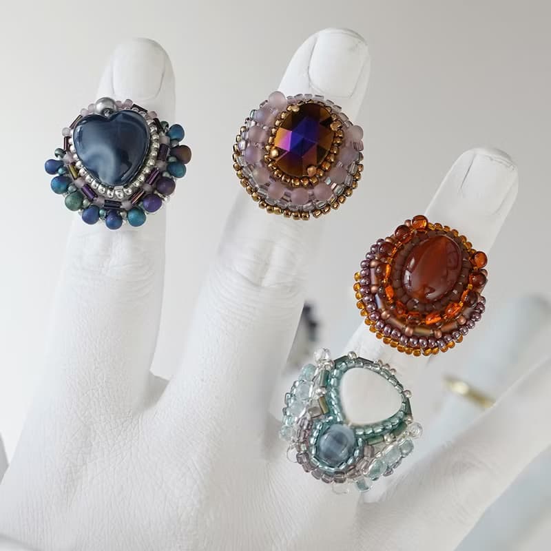 スカーフ留めにも　おしゃべりな指輪133 フリーサイズ　ビーズ刺繍のリング　シェル　おおぶりリング