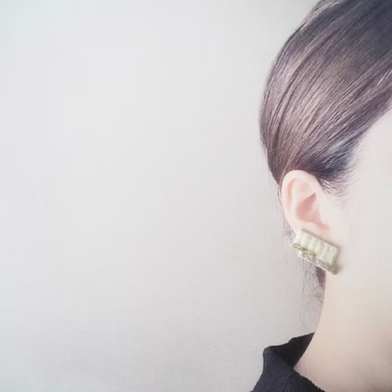 刺繍ピアスorイヤリング　モノトーン　オフホワイト