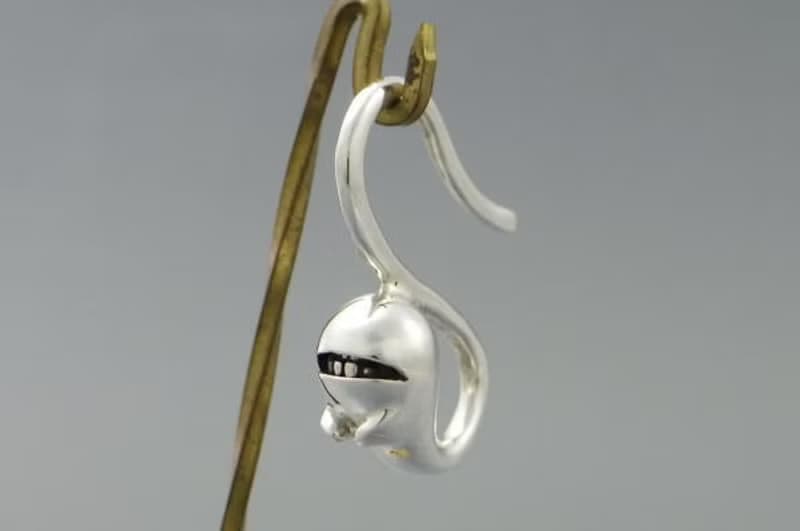 anti smile ghost earring (s_m-O.19) ( 不高兴 情绪不好 幽灵 鬼 鬼魂 亡魂 灵魂 銀 穿孔耳环 )