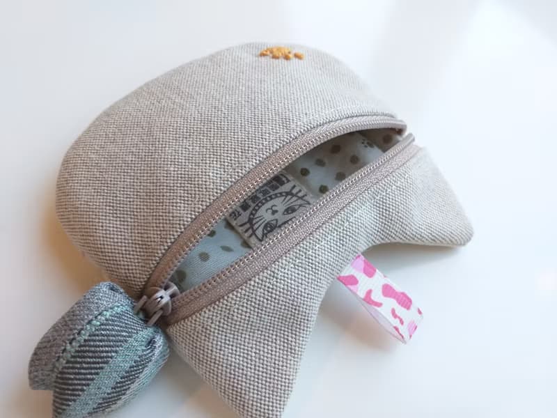 異色瞳微笑小白貓卡套零錢包(純手工刺繡)
