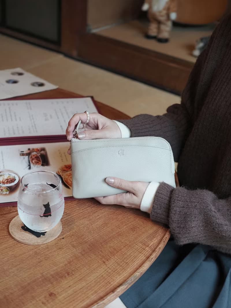 Doona (Cloud): Long wallet, zip wallet, cow leather, Slim,Compact, Light grey