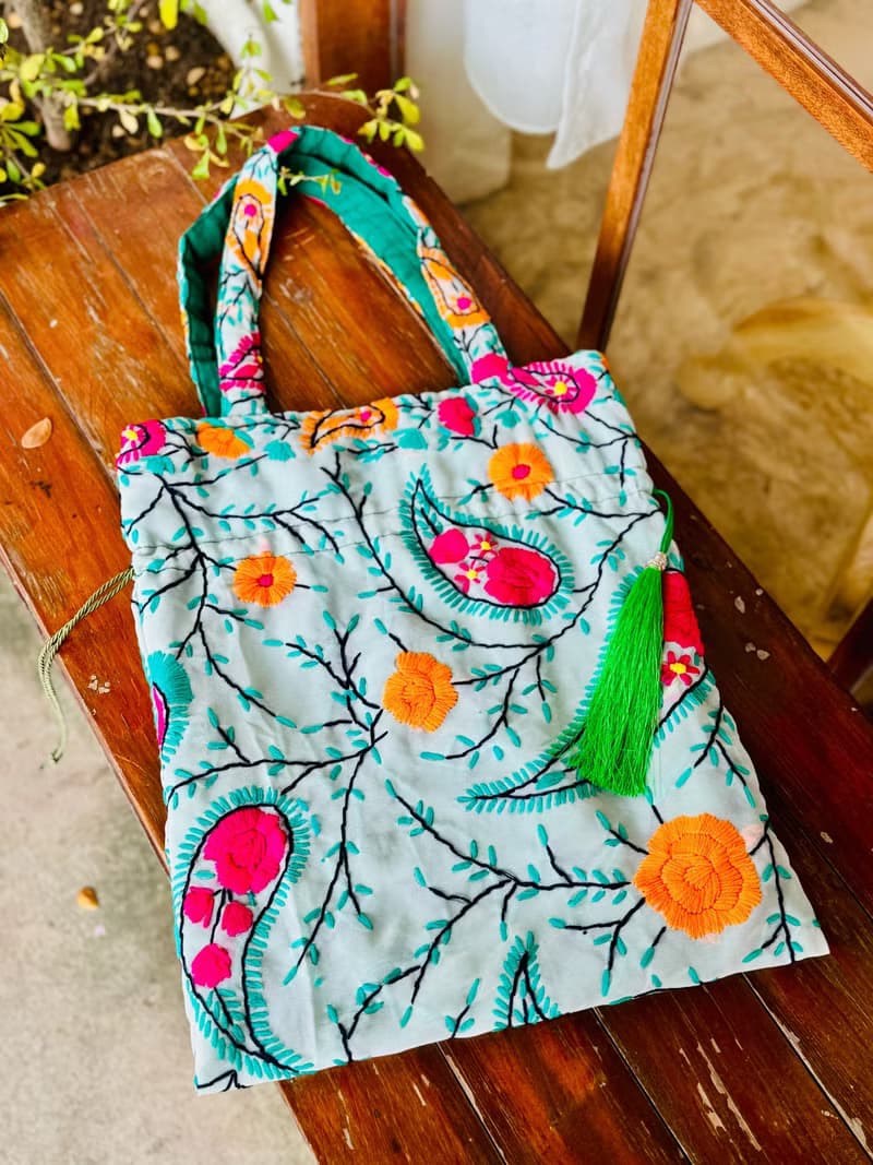 手工刺繡 湖水綠色 花卉 索繩束口 手袋 手提包