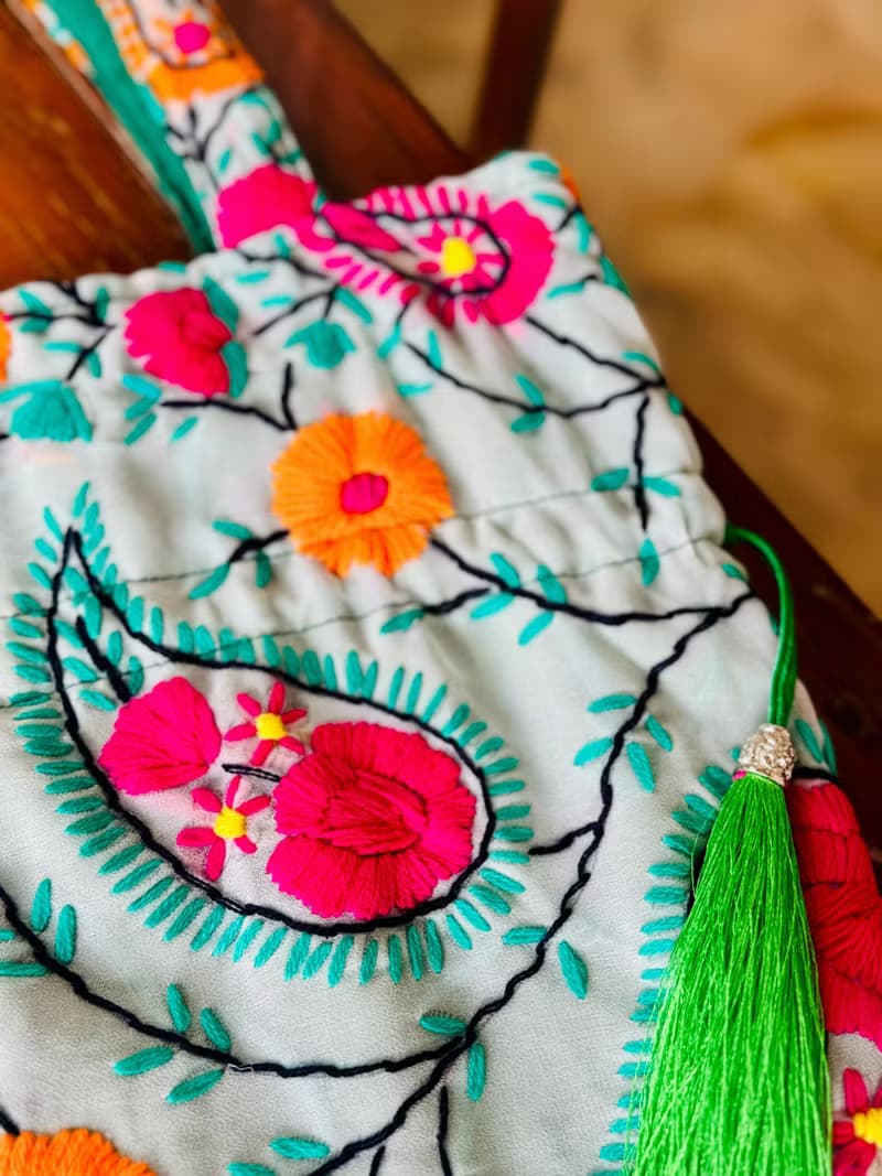 手工刺繡 湖水綠色 花卉 索繩束口 手袋 手提包