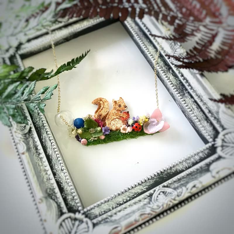 叢林中的小松鼠頸鏈
