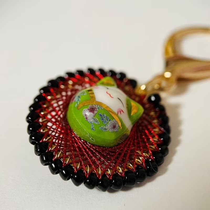 招財貓鑰匙圈紅色幾何圖案黃綠貓