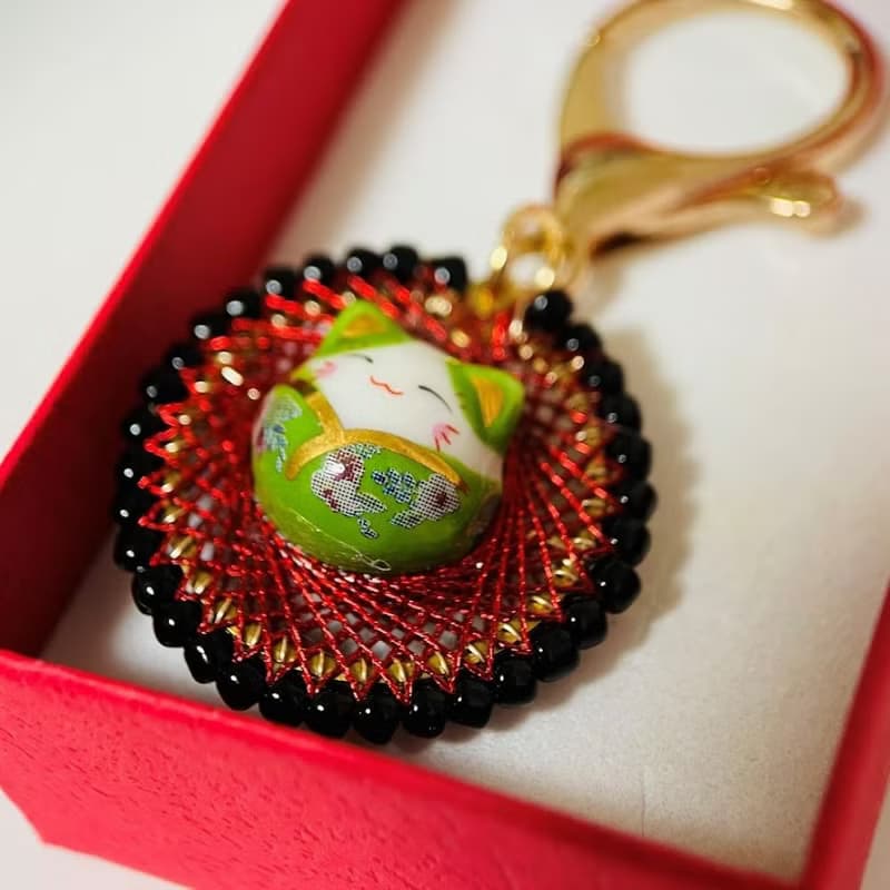 招財貓鑰匙圈紅色幾何圖案黃綠貓