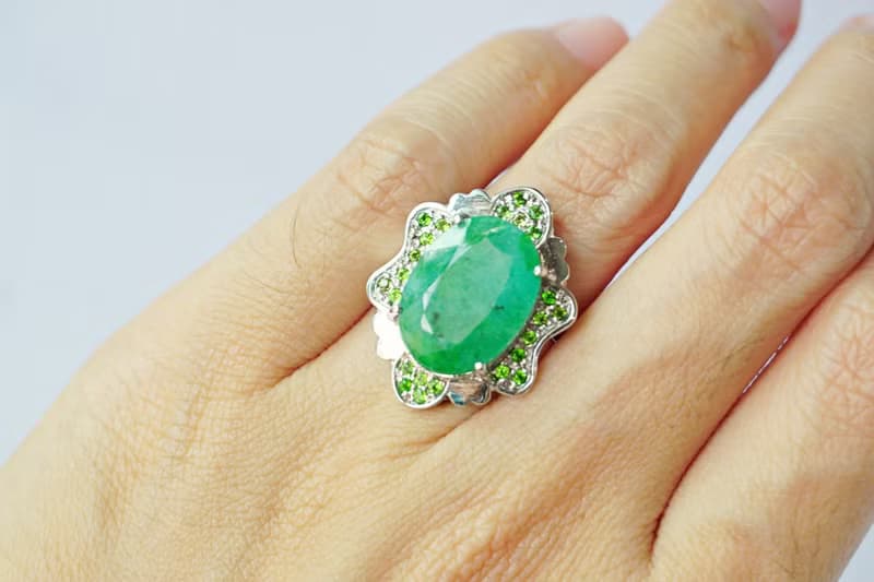 Natural Emerald 9 Cts Ring Sterling Silver 925 With Whitegold Plated 7 US.