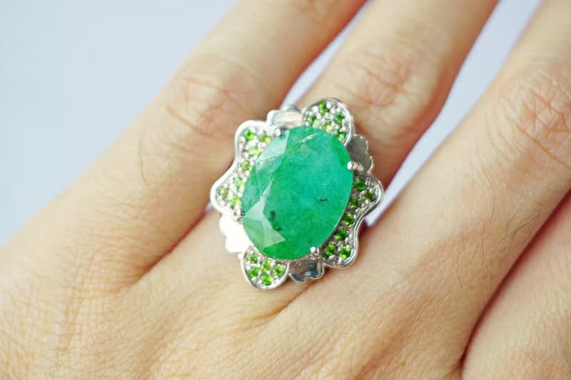 Natural Emerald 9 Cts Ring Sterling Silver 925 With Whitegold Plated 7 US.