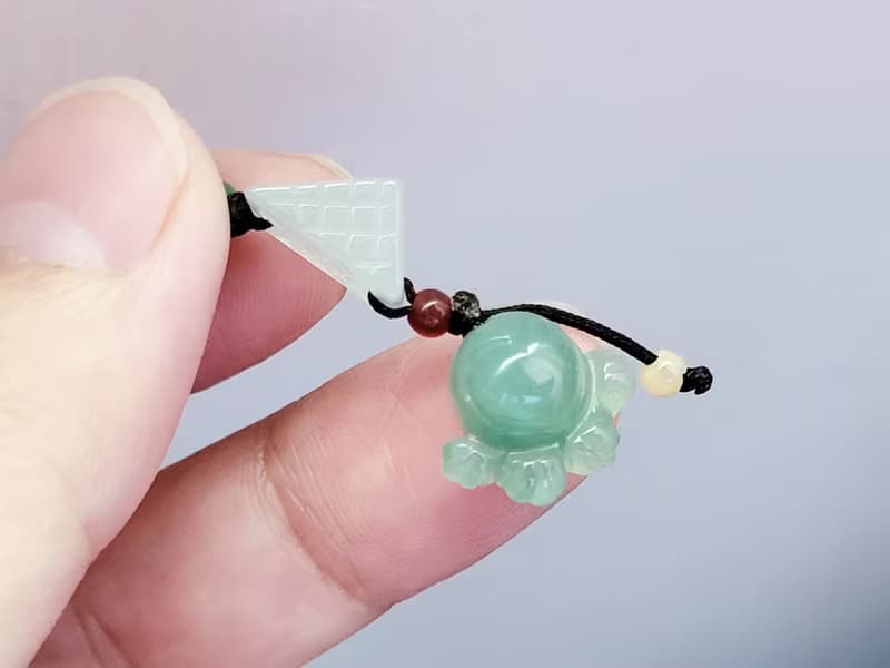 親翠 天然翡翠 冰翠綠花式貓爪爪 白冰嬌三角極簡項鍊 | 極簡有型