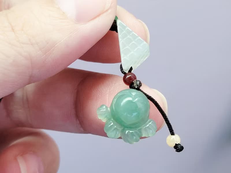 親翠 天然翡翠 冰翠綠花式貓爪爪 白冰嬌三角極簡項鍊 | 極簡有型