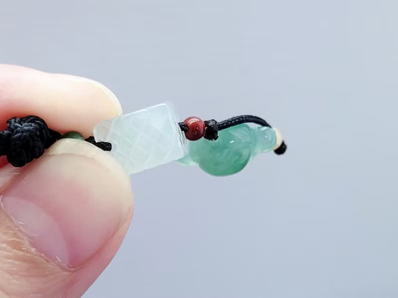 親翠 天然翡翠 冰翠綠花式貓爪爪 白冰嬌三角極簡項鍊 | 極簡有型