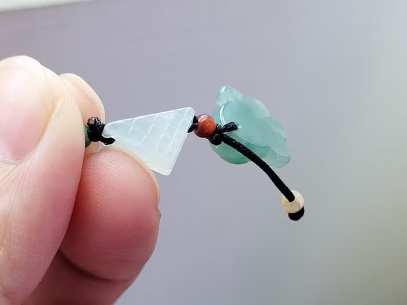 親翠 天然翡翠 冰翠綠花式貓爪爪 白冰嬌三角極簡項鍊 | 極簡有型