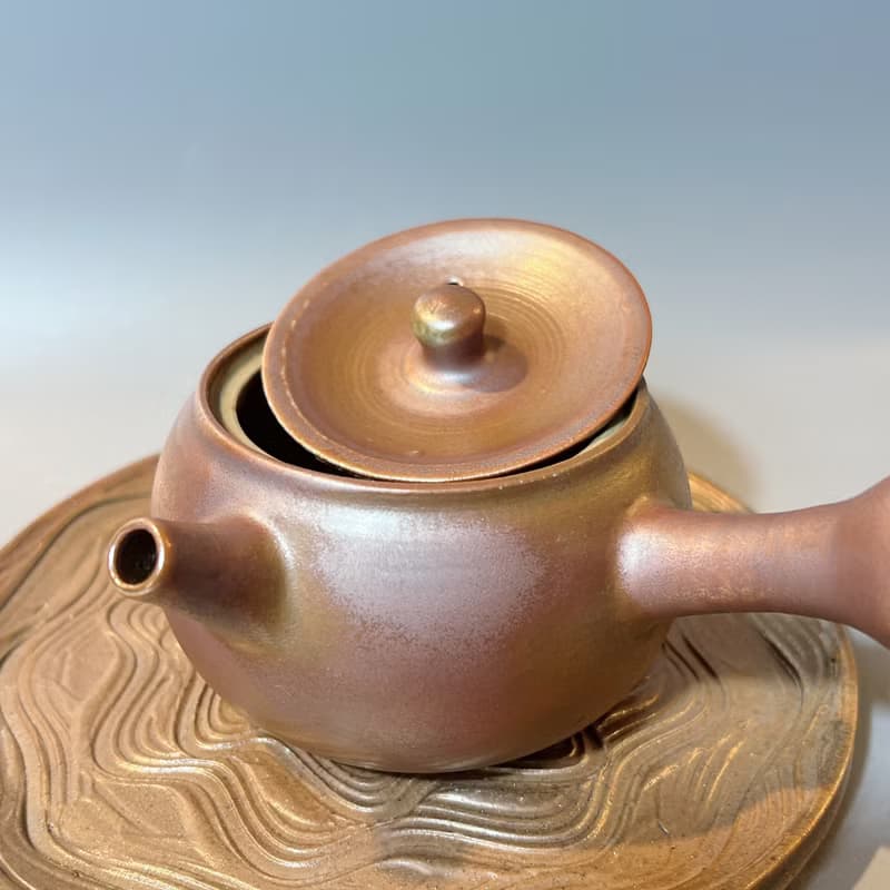 柴燒霧面玫瑰金側把茶壺 / 小平凡手作