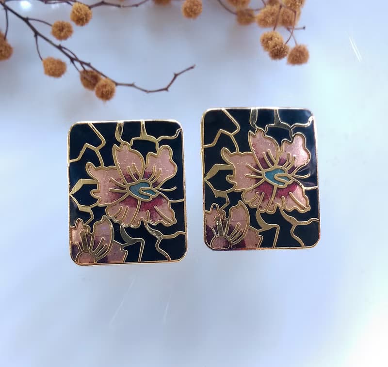 【西洋古董飾品 】早期台灣製 景泰藍-黑色底 長方花卉 針式耳環