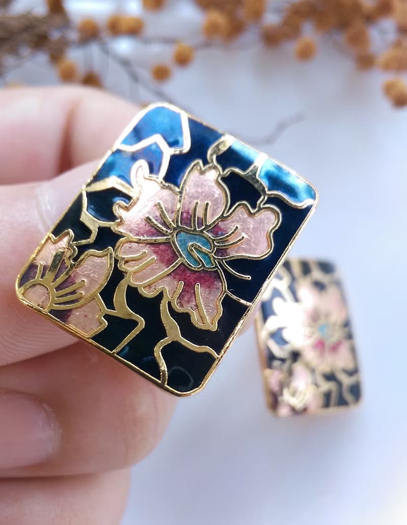 【西洋古董飾品 】早期台灣製 景泰藍-黑色底 長方花卉 針式耳環