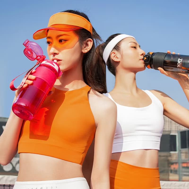 【TKK】美國進口Tritan邁越系列 手提式兩用運動水壺850ML-電光白
