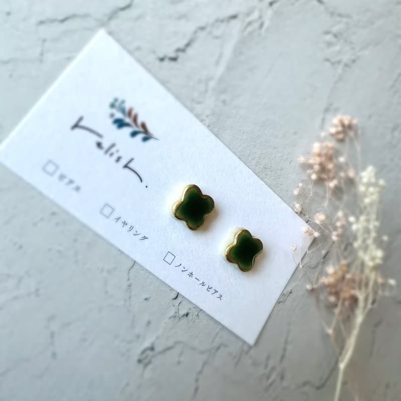 深みのある グリーン 美濃焼 タイル 金継ぎ ライン お花 ピアス イヤリング ノンホールピアス 緑 ゴールド 金 小ぶり 小さい シンプル 花