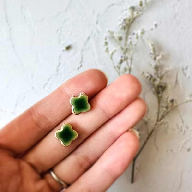 深みのある グリーン 美濃焼 タイル 金継ぎ ライン お花 ピアス イヤリング ノンホールピアス 緑 ゴールド 金 小ぶり 小さい シンプル 花